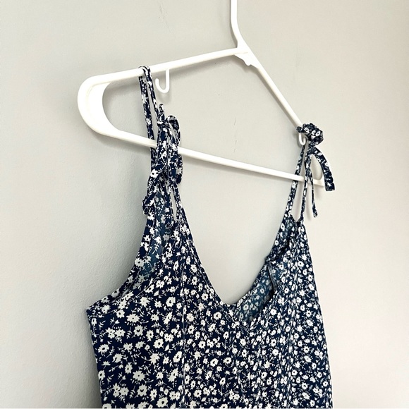 🍭 3/$10 blue & white floral maxi dress - Picture 10 of 15